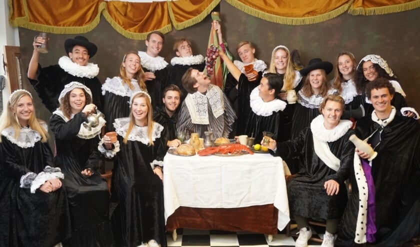 <p>Virgielstudenten als schuttersstuk naar van Mierevelts schuttersstuk (Foto: Barbara van Gelder) </p>