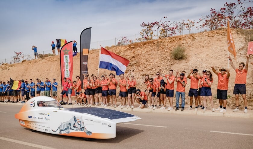 <p><em>Nuna11 komt over de streep bij de kwalificatie van de zonnerace in Marokko (</em><em>Foto: Jorrit Lousberg/Vattenfall Solar Team)</em></p>