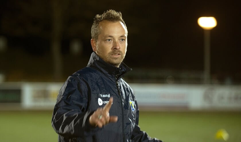 <p>Benjamin van der Zwan heeft op dit moment veel personele problemen bij Schipluiden. "Maar als je naar de ranglijst kijkt, staan we er absoluut niet zo slecht voor." (foto: Roel van Dorsten)</p>