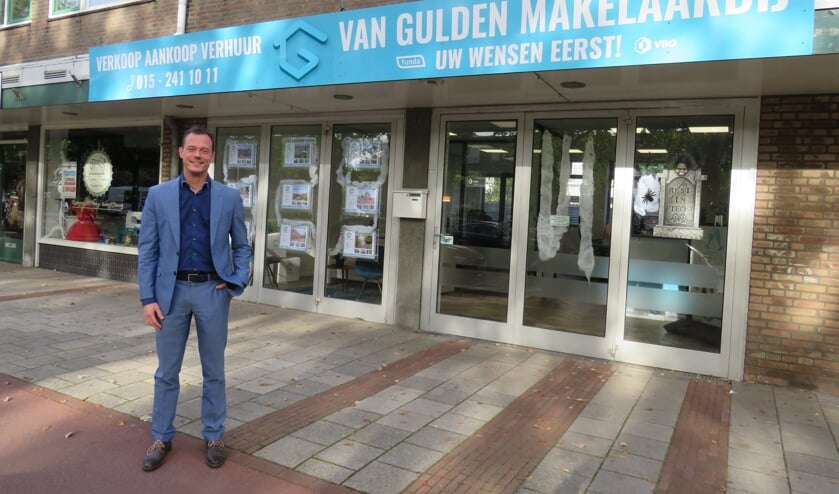 <p>Martijn van Gulden voor zijn pand, recent voorzien van een herkenbaar gevelbord door RODI media zh</p>