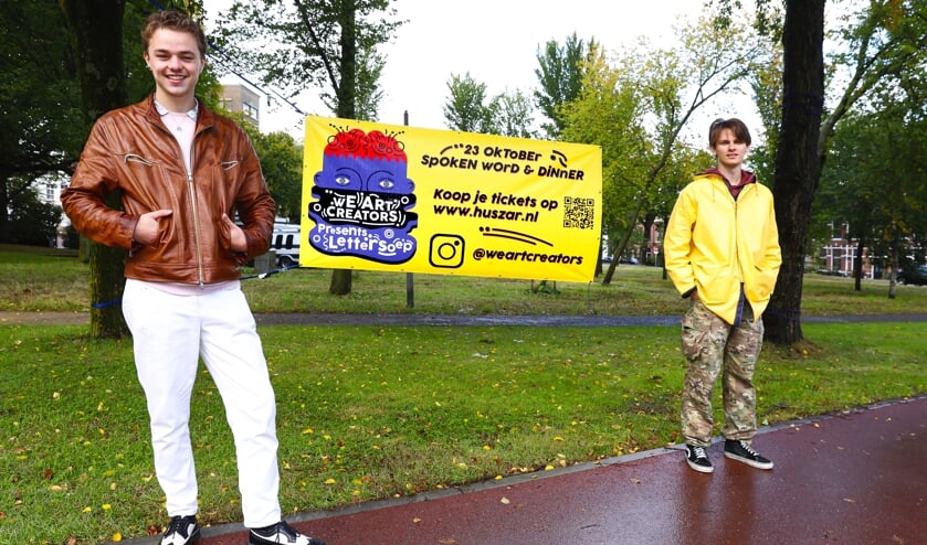 <p>Ian en Deejay in het kalverbos (Foto: KOOS BOMMELE) </p>
