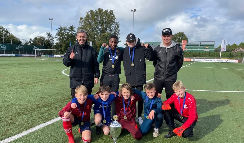 <p>Kevin en Robbie met de winnaars in de categorie 11/12 jaar</p>
