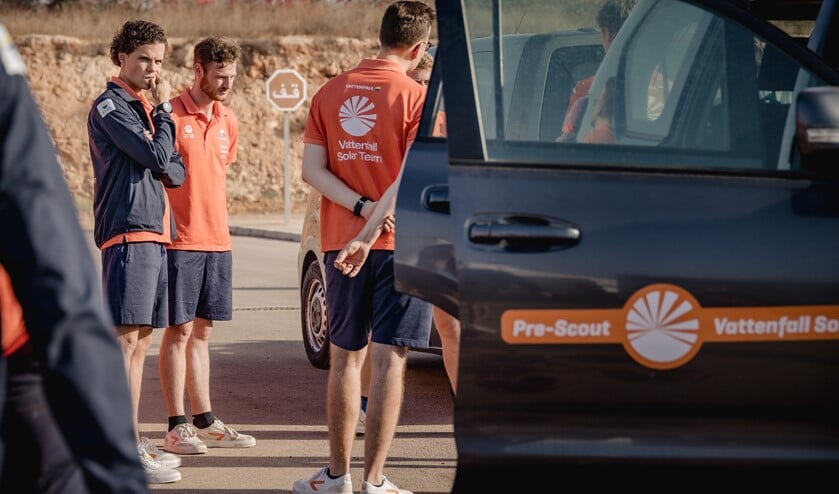 <p><em>Het Vattenfall Solar Team in overleg nadat het nieuws bekend werd (</em><em>Foto: Jorrit Lousberg/Vattenfall Solar Team)</em></p>