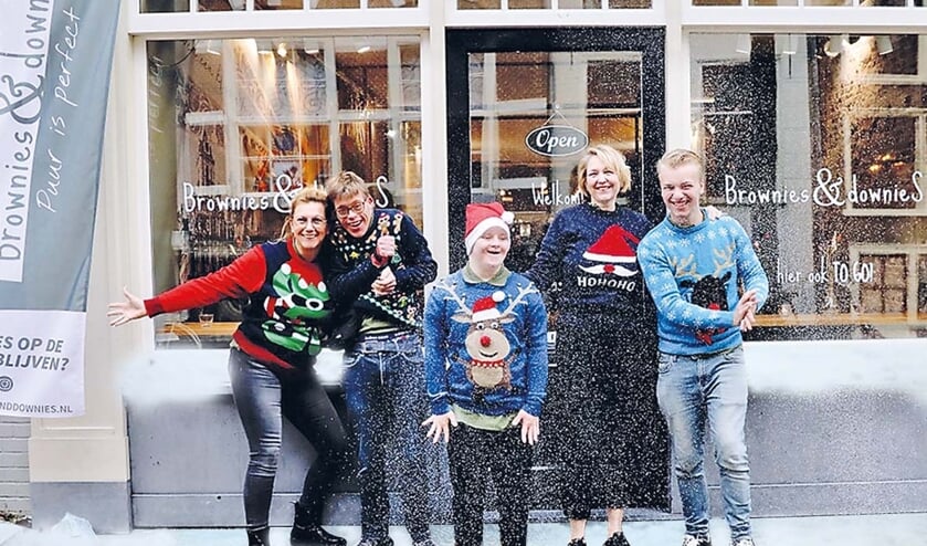 <p>Medewerkers van Brownies&downieS Delft. (Foto: Koos Bommelé)</p>