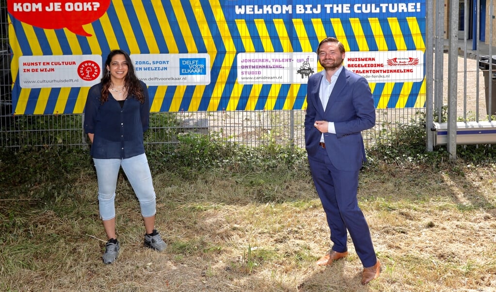 Moen Mangroe van de Rode Feniks en wethouder Bas Vollebregt bij wijkcentrum The Culture, waar cultuur een mooie plek krijgt (Foto: Koos Bommelé)