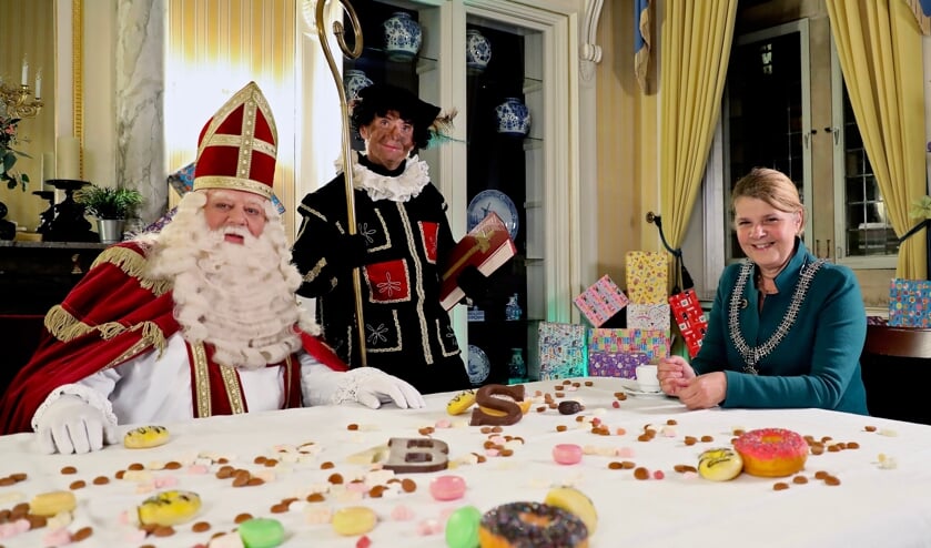 Sint, Piet en de burgemeester (Foto: Koos Bommelé)  