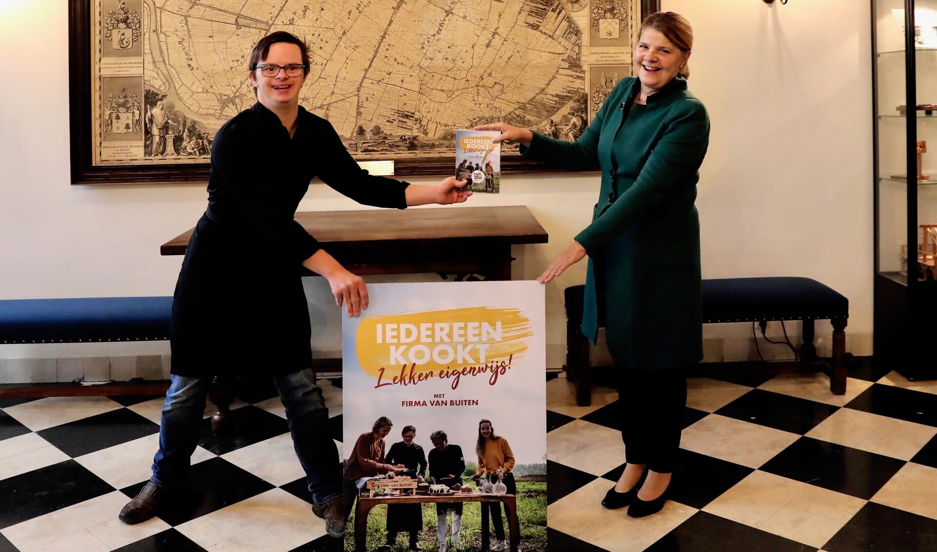 Marja van Bijsterveldt krijgt het boek overhandigd (Foto: Koos Bommelé)