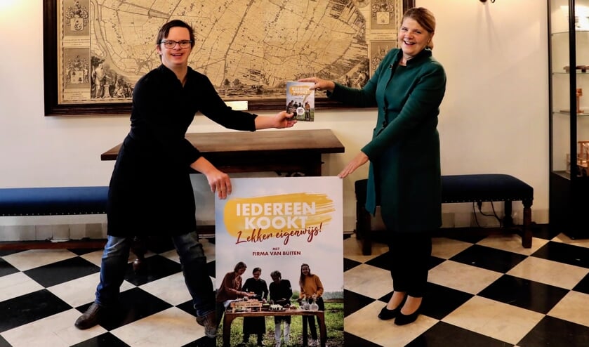 <p>Marja van Bijsterveldt krijgt het boek overhandigd (Foto: Koos Bommel&eacute;)</p>  