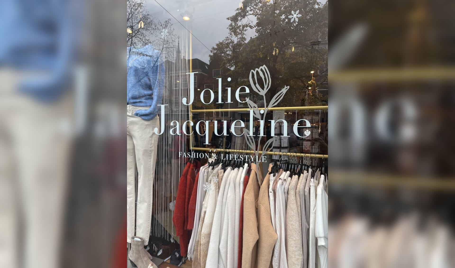 Gun jezelf een bezoek bij Jolie Jacqueline.