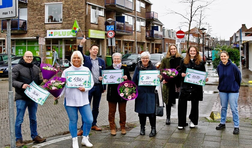 <p>Bestuursleden van Scouting Den Hoorn, SV Den Hoorn en DIOS Den Hoorn ontvingen hun cheques uit handen van Robert van Leeuwen. Ook de dames van Vrouwengilde Den Hoorn waren aanwezig (Foto: Koos Bommelé)</p>
