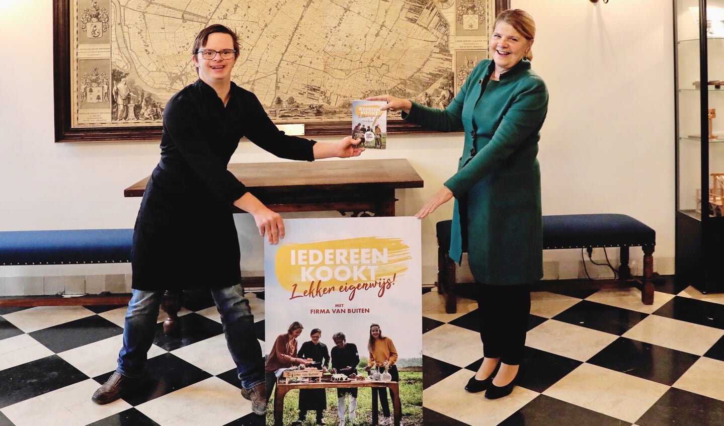 Marja van Bijsterveldt krijgt het boek overhandigd (Foto: Koos Bommelé)