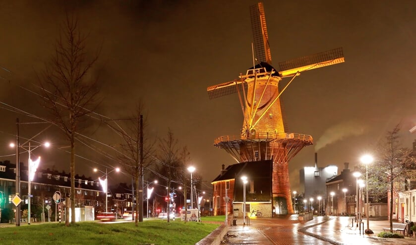 <p>Molen de Roos kleurt tot 10 december oranje om aandacht te vragen voor geweld tegen vrouwen en meisjes. Dit voor de jaarlijkse campagne Orange The World. (Foto: Koos Bommelé)</p>