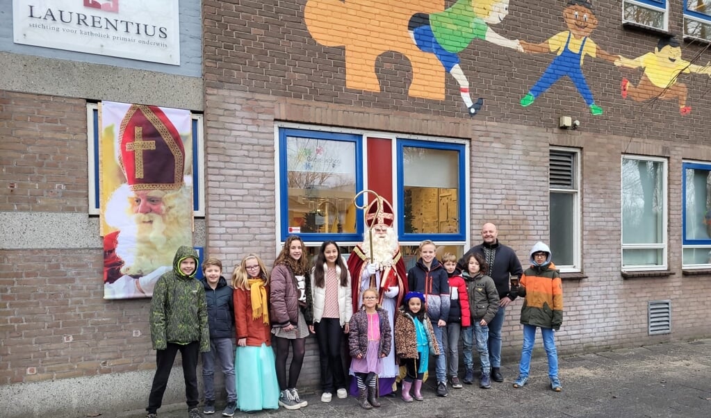 Sinterklaas opende vorige week samen met de Gabriël-leerlingraad en Joost Konings de muurschilderingen 