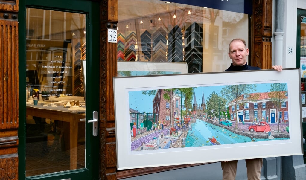 Ferdi Welmer van Lijst 37 presenteert een expositie van de bijzonderestadsgezichten door Mark van Huystee. (Foto: Robert van Nimwegen)