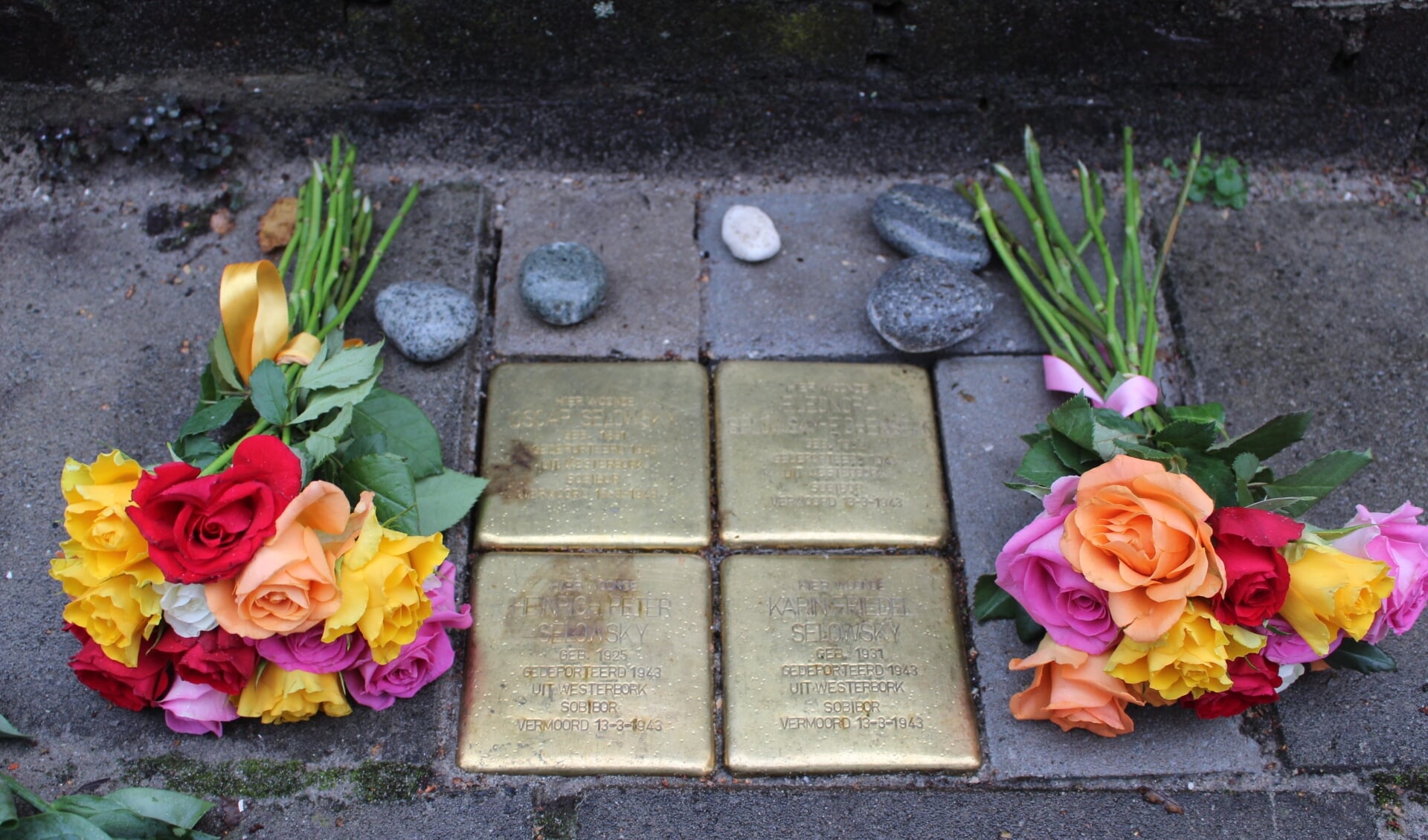 De genodigden legden bloemen en, naar Joods gebruik, steentjes ter herinnering. (Foto: EvE) 