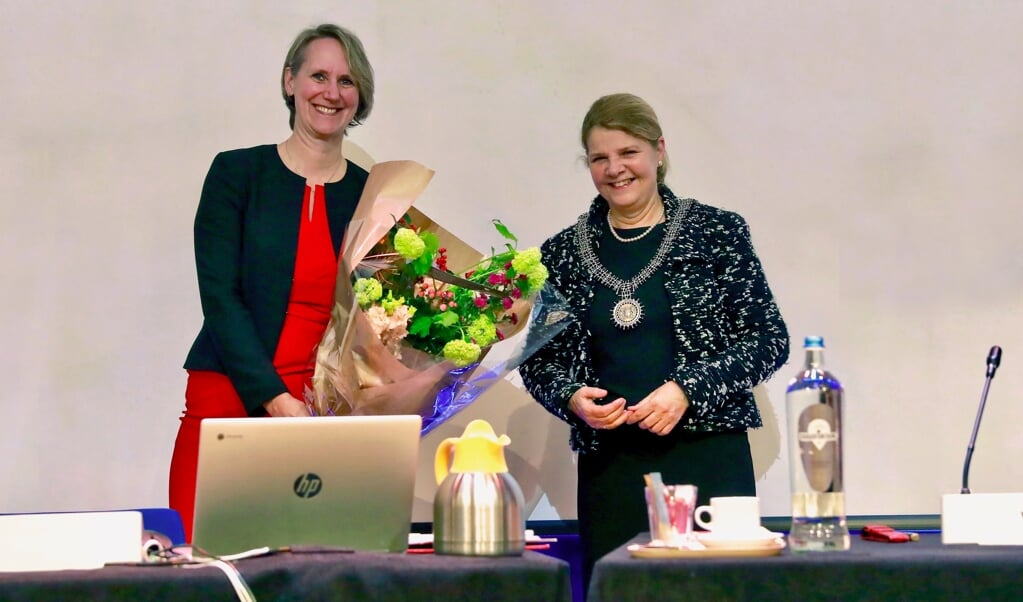 Plaatsvervangend raadsvoorzitter Christine Bel feliciteert burgemeester Marja van Bijsterveldt met haar aanbeveling voor herbenoeming (Foto: Koos Bommelé)