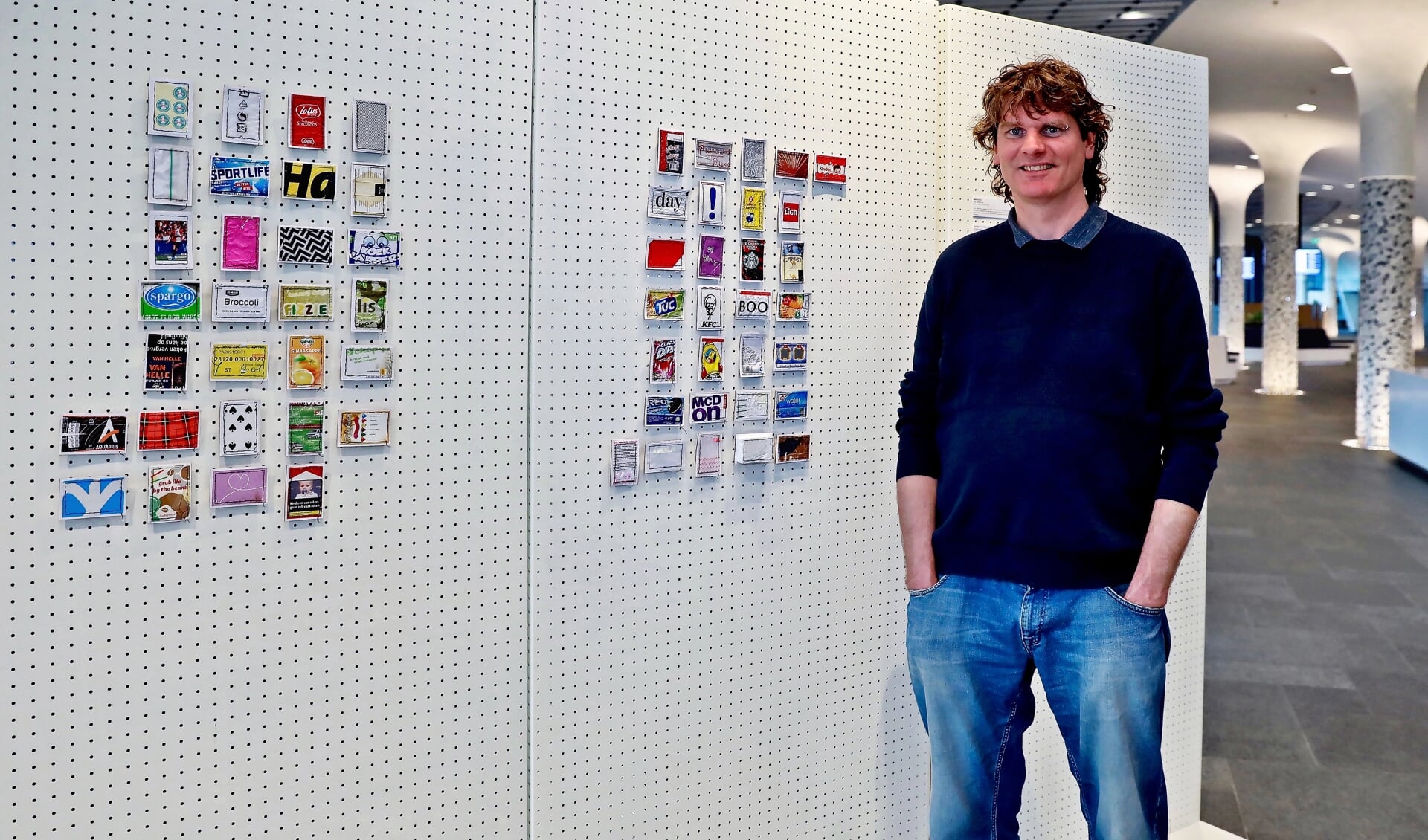 Joris Kelderman bij zijn expositie (Foto: Koos Bommelé)