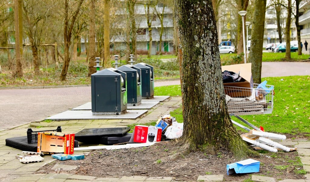 Volgens woningcorporaties is de kans groot dat het stopzetten van de gratis ophaalservice leidt tot verloedering rond de wooncomplexen (Foto: Koos Bommelé)