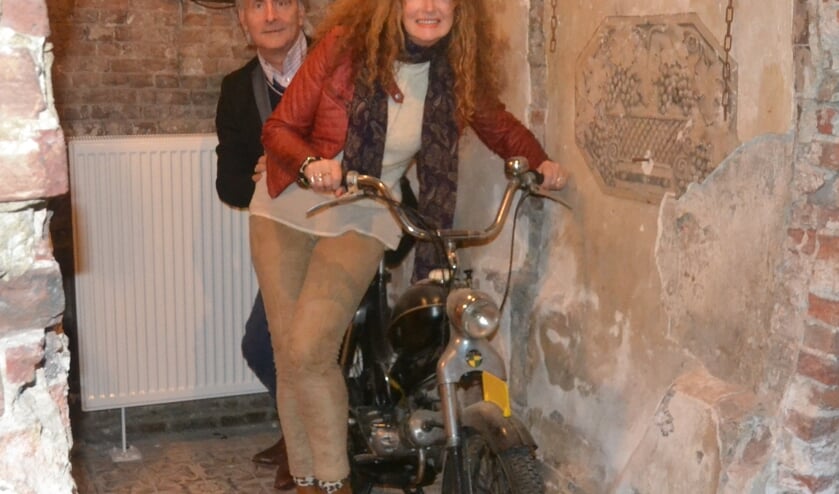 <p>Popjournalist Martin Reitsma met zijn partner en fotografe Els de Wit die veelal meewerkt aan zijn missie</p>