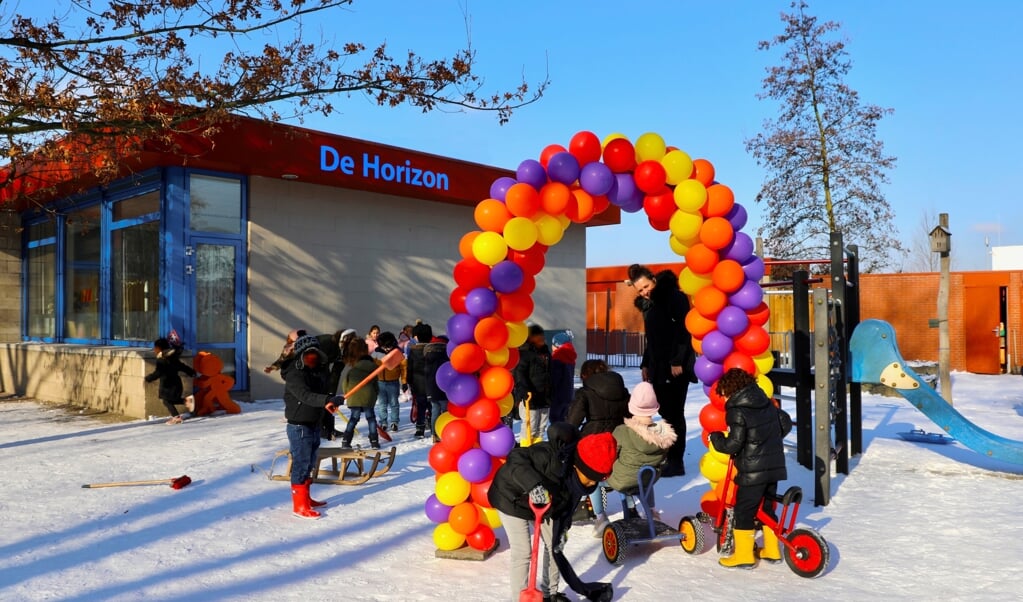 Op basisschool De Horizon werden de kinderen ondanks de zorgen vreugdevol ontvangen (Foto: Koos Bommelé)