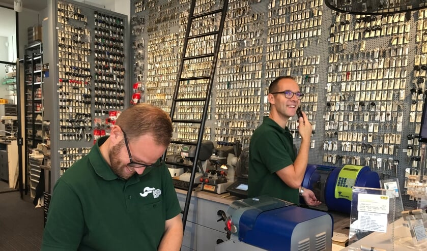 <p>Jeroen van der Werf (rechts) en één van zijn medewerkers in de winkel.</p>