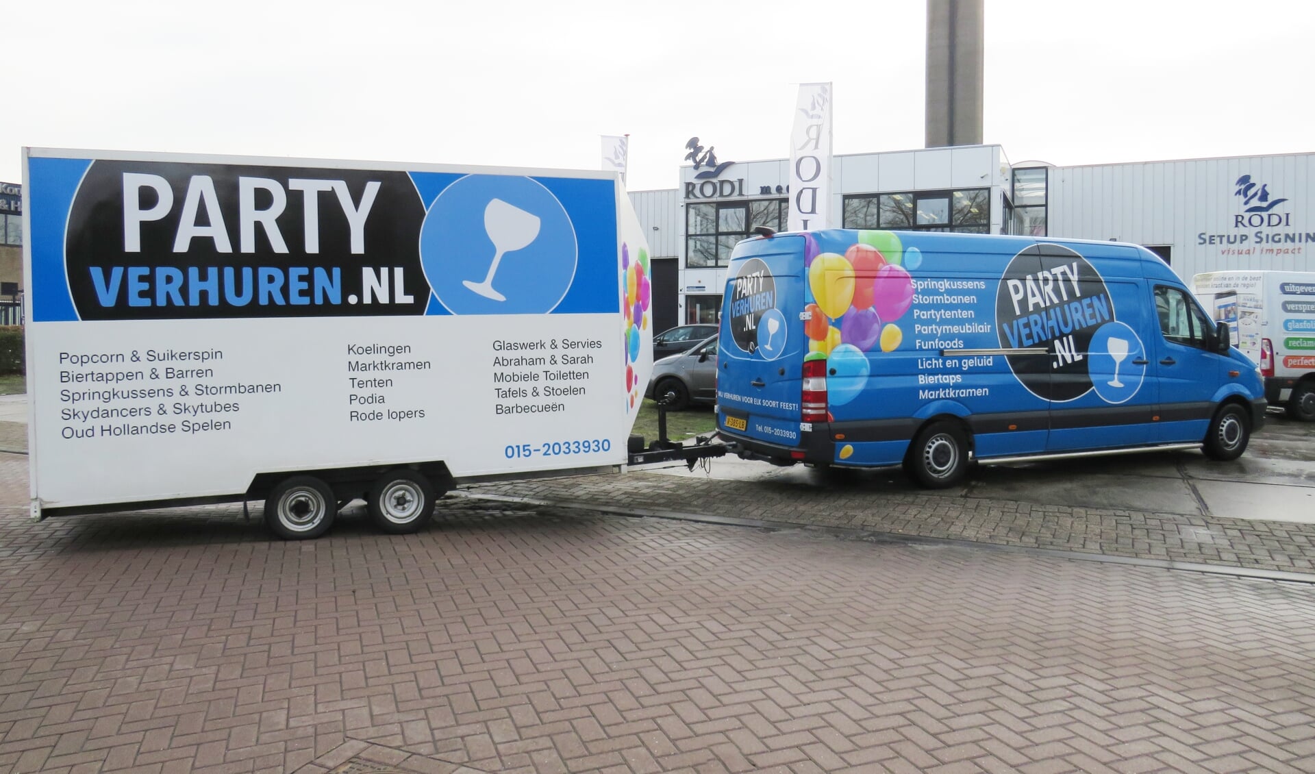 Het vervoer van Partyverhuren.nl valt goed op op de weg