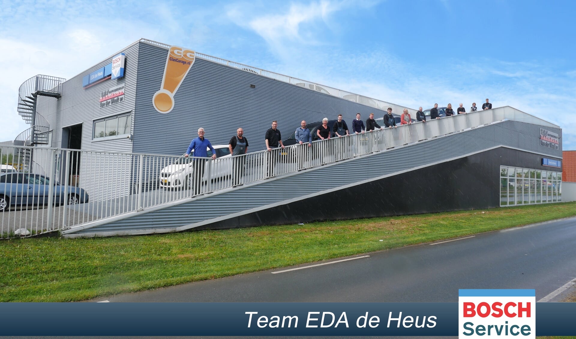 Het team van EDA de Heus bij het nieuwe pand aan de Harnaschdreef 9in Den Hoorn.