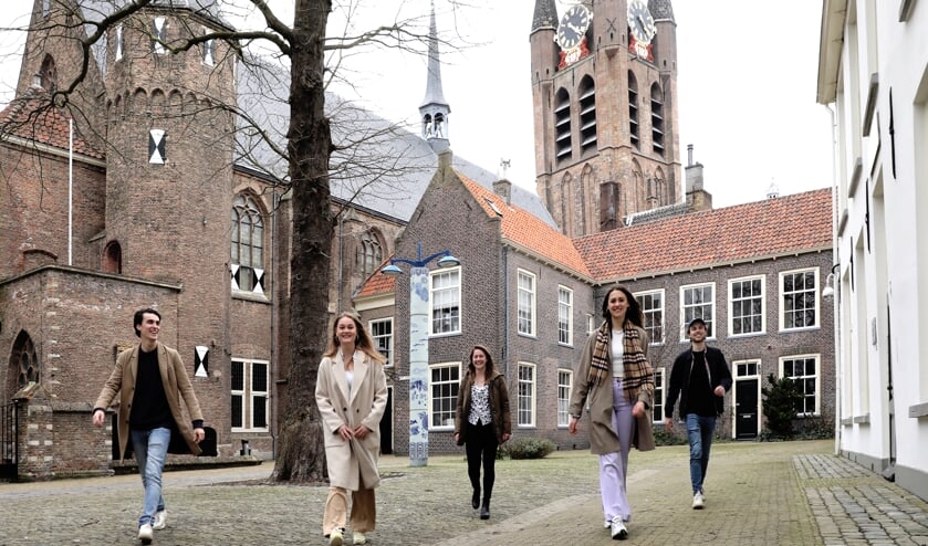 <p>Frederic Loudon, Anne van Laarhoven, Femke Verhoeff, Isa van Tuyll en Jip Nooy van der Kolff<br>(Foto: Koos Bommelé)</p>