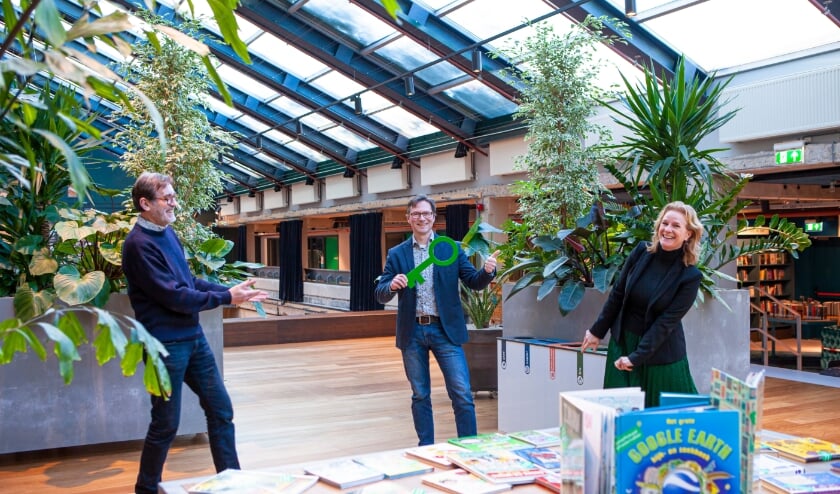 <p>Huub ’t Hoen (directeur De VAK), wethouder Stephan Brandligt en Margot Nicolaes (directeur DOK) in OPEN (Foto: Marco Zwinkels) </p>