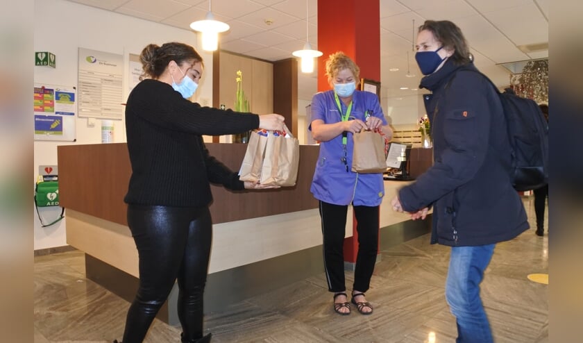 <p>Zorgmedewerkers waren blij verrast met de traktatie </p>