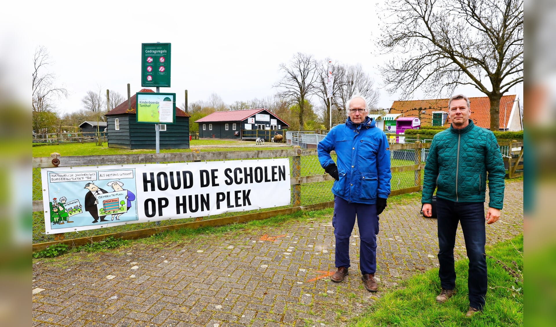 Van links naar rechts: Geert van der Poelgeest, Voorzitter Natuurlijk Delfland en Paul Koopman voorzitter Stichting behoud kinderboerderij en kindertuin Tanthof (Foto: Koos Bommelé)