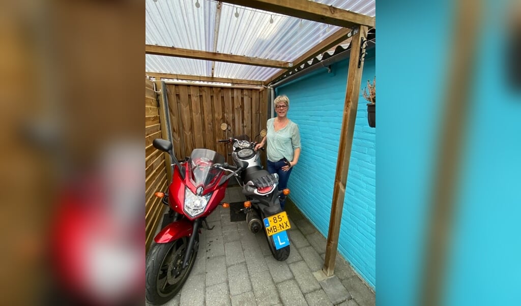 Anita bij haar twee motoren. (Foto: PR) 