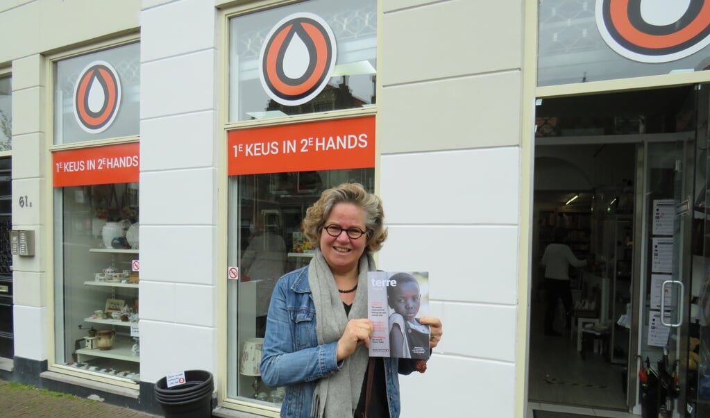 Mariza bij de Delftse winkel van Terre des Hommes aan de Nieuwe Langendijk