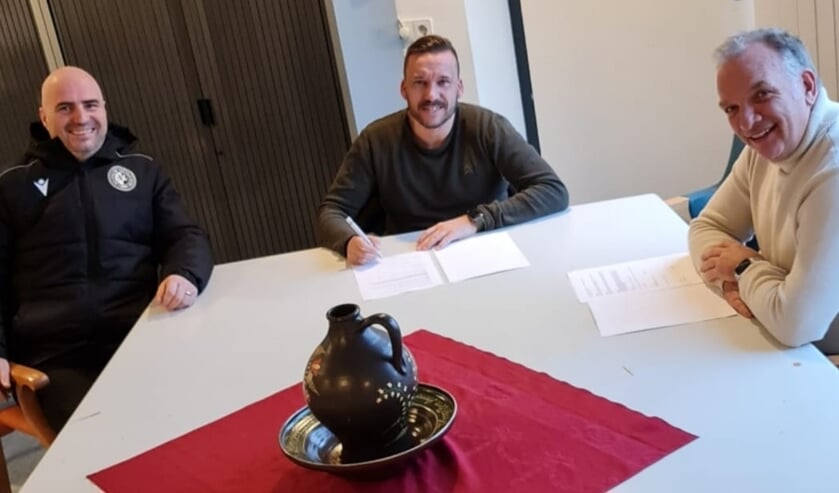 <p>Dennis Glasbergen tekent zijn contract als nieuwe hoofdtrainer van DVC</p>