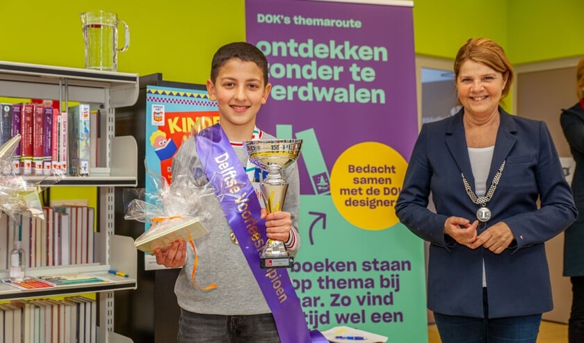 <p>Mohammed werd gehuldigd door burgemeester Marja van Bijsterveldt (Foto: Martien de Man)</p>