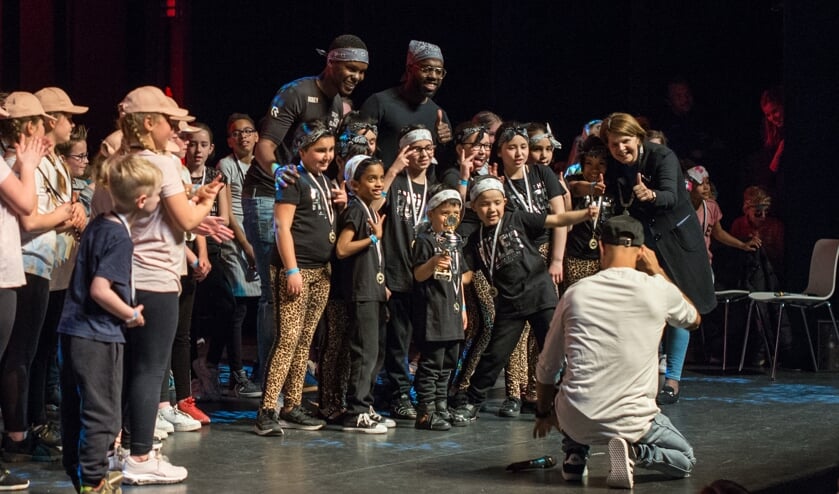 <p>Delft Moves festival 2019, uitreiking eerste prijs Local Talent Stage door burgemeester Marja van Bijsterveldt (Foto: Guido Bosua)</p>
