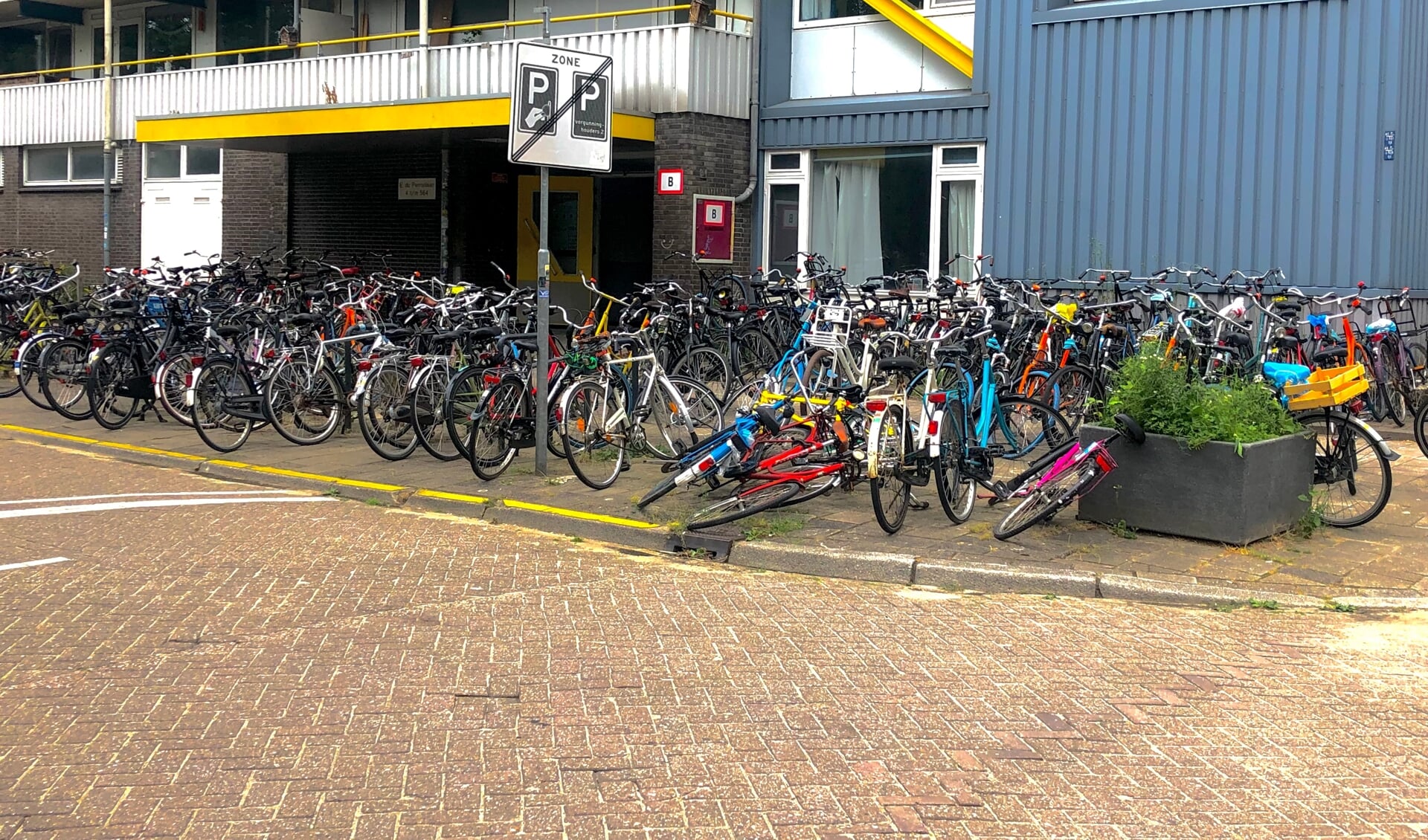 Op de E. du Perronlaan nemen de geparkeerde fietsen veel ruimte in