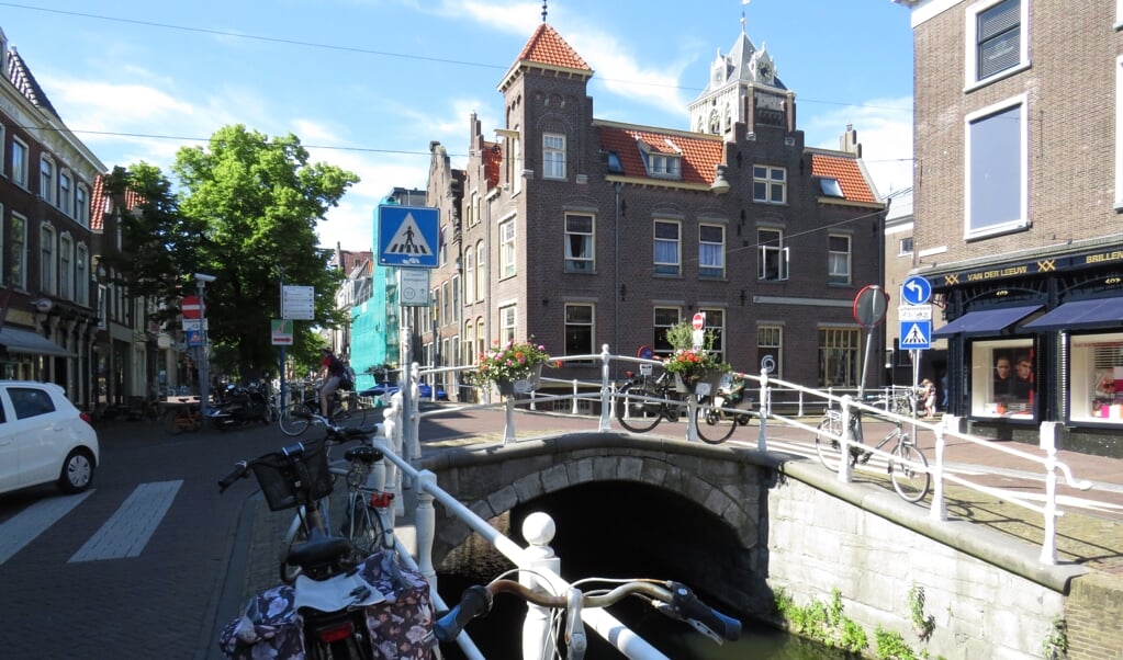 De Tolbrug aan het einde van de Oude Langendijk. Middenstuk van de Rode loper.