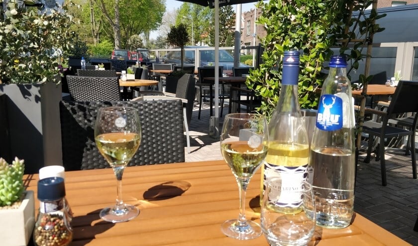 <p>Op het terras van Tout le Monde in Pijnacker kun je heerlijk toeven</p>