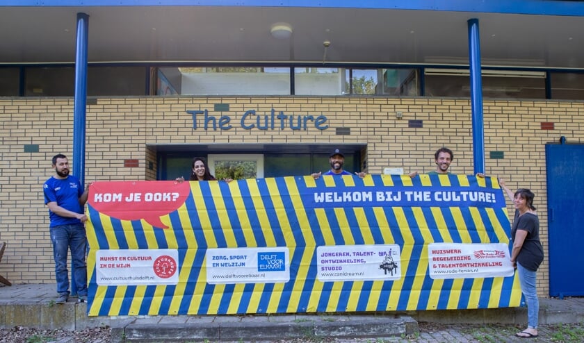 <p>Mohammed (Delft voor Elkaar), Moen (Rode Feniks), Derrick (CANIDREAM), Harmen (Rode Feniks) en Angela (Cultuurhuis) (Foto: Esther de Cuijper)</p>