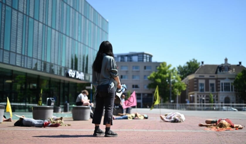 Op het Stationsplein werd afgelopen maandag de noodklok geluid (Foto: Simon Scheepers)