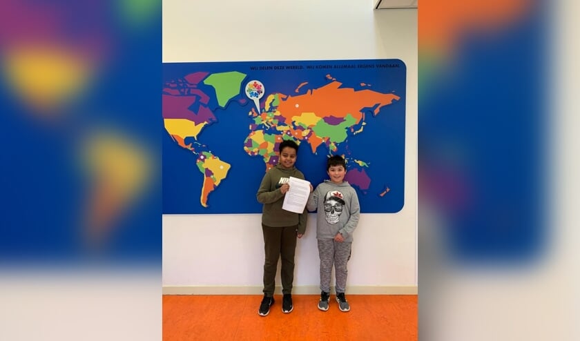 <p>Yousef en Fabian met hun betoog</p>