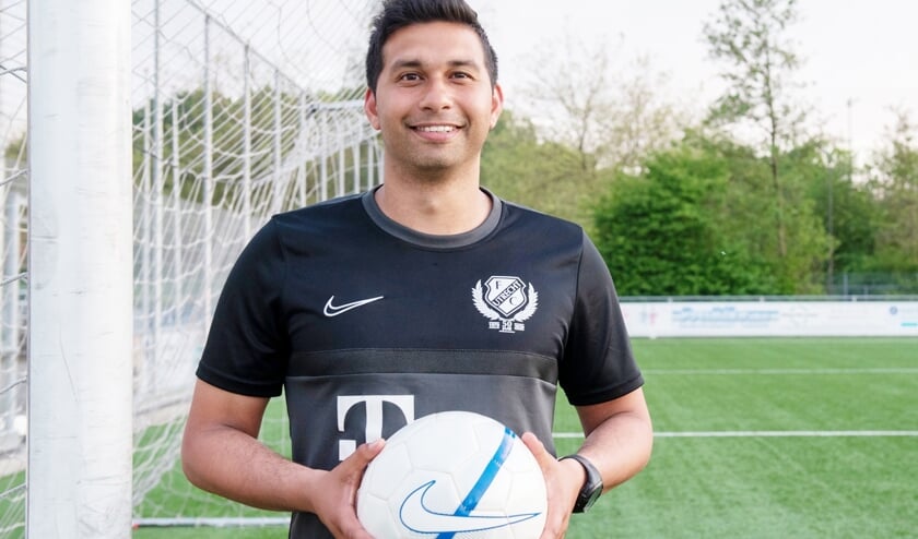 Gianni Kamperveen leert tegenwoordig jeugdige keepers de kneepjes van het vak en doet dat het liefst met een flinke dosis humor. (foto: Roel van Dorsten)