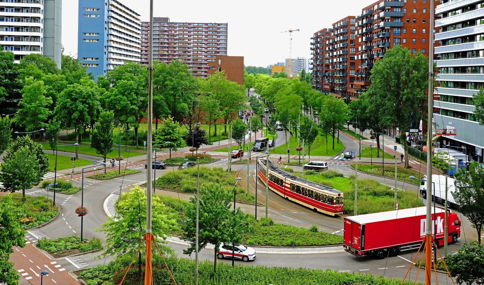 De rotonde aan het Delflandplein wordt door velen ervaren als onoverzichtelijk (Foto: Koos Bommelé)