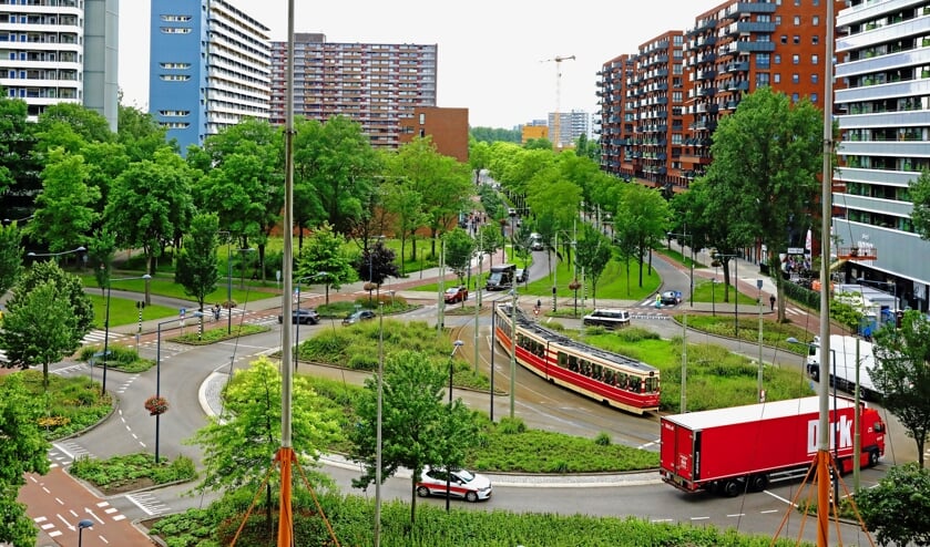 <p>De rotonde aan het Delflandplein wordt door velen ervaren als onoverzichtelijk (Foto: Koos Bommelé)</p>
