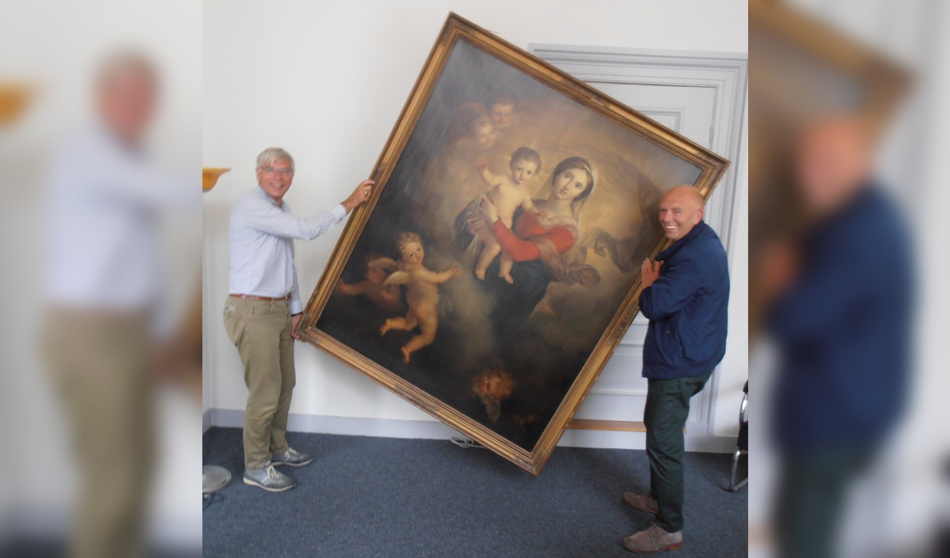 Voorzitter Wim van Leeuwen en Hans van Berckel brengen het schilderij
terug in Delft