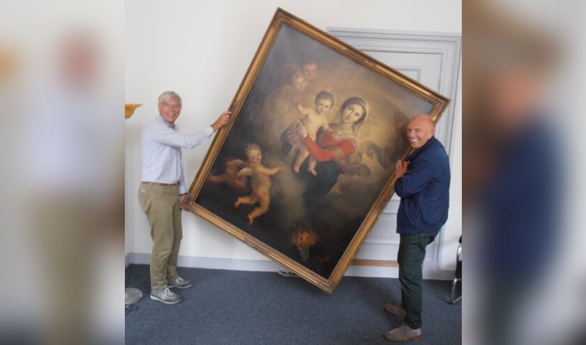 <p>Voorzitter Wim van Leeuwen en Hans van Berckel brengen het schilderij
terug in Delft</p>