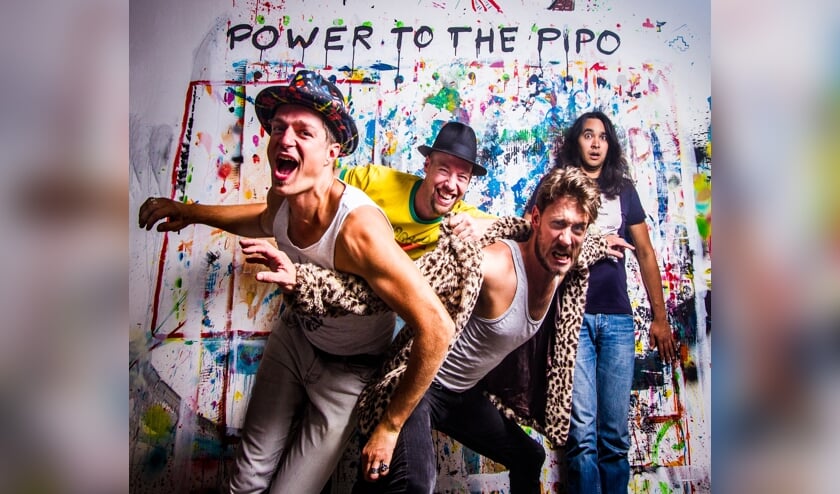 <p>De band Power to the Pipo vaart met explosieve en groovy jazzfunk muziek op de rondvaartboot door de Delftse grachten (Foto: Teis Albers)</p>