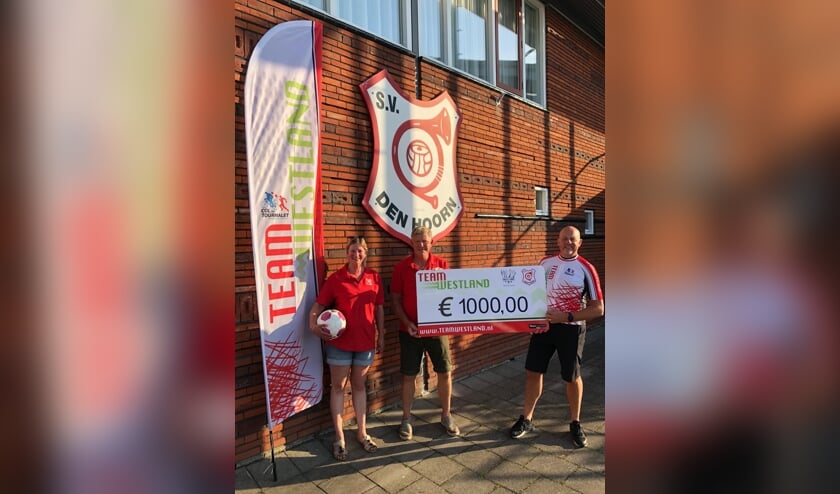 <p>Huib Zuiderwijk nam de cheque in ontvangst</p>