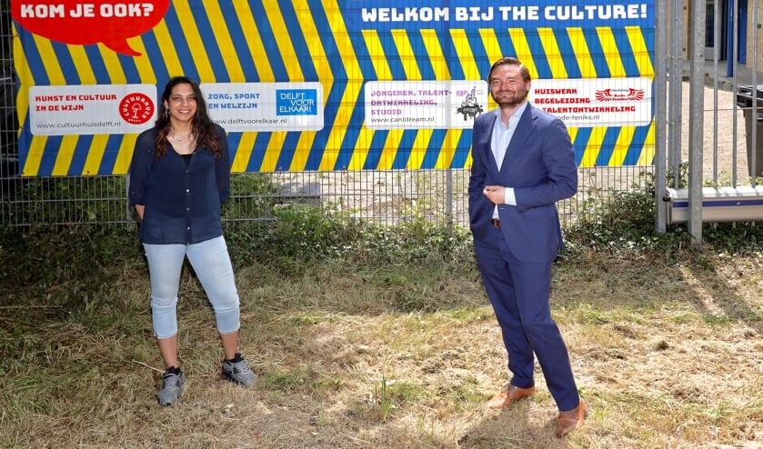 <p>Moen Mangroe van de Rode Feniks en wethouder Bas Vollebregt bij wijkcentrum The Culture, waar cultuur een mooie plek krijgt in de wijk Buitenhof (Foto: Koos Bommelé)</p>